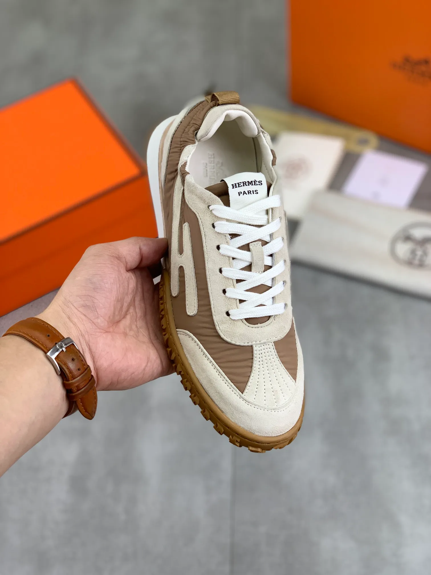 Men's men's shoes 💰P580 new top version original order Hermes Hermès couple 🧑‍🤝‍🧑 style Drift Sneaker autumn new casual sports shoes original purchase development and production H family men's classic series technical breathable fabrics with cowhide casual sports shoes casual sports dad shoes combine high-tech breathable materials and cowhide, H family exclusive button decoration on the side The outsole is full of H italic design and bright colors to show vitality and continue the brand design inspiration. Stroll around the city lightly and feel free and comfortable. Exquisite packaging at the delivery counter 🛍📦 ▪️Fabric: original customized breathable material + first layer of cowhide ▪️Inner lining: cowhide feet ▪️Outsole: molded and evacuated PU+TPU material ▪️Size: Female 34-40 (41 customized) Male 39-45 8️⃣ colors available Premium packaging